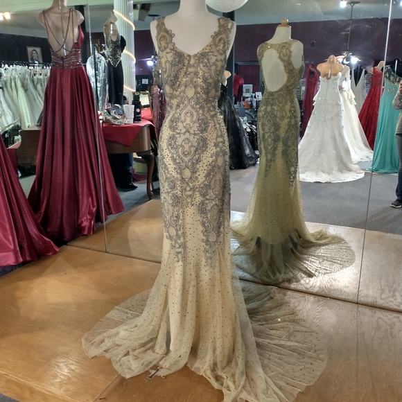 Formal or prom dress - Picture 2 of 8